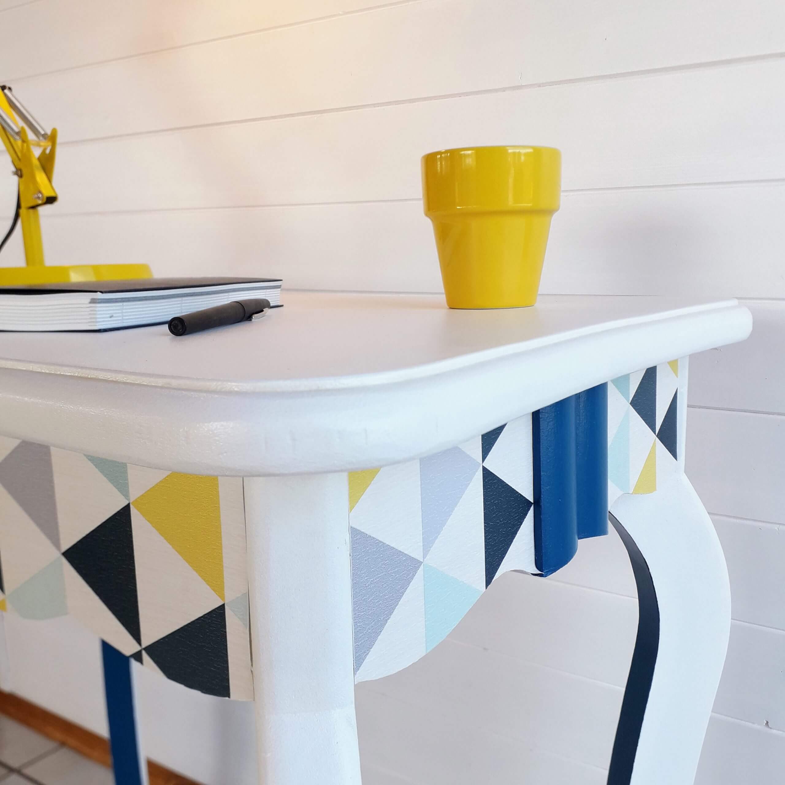 Table relookée TRIANGLES détails ceinture