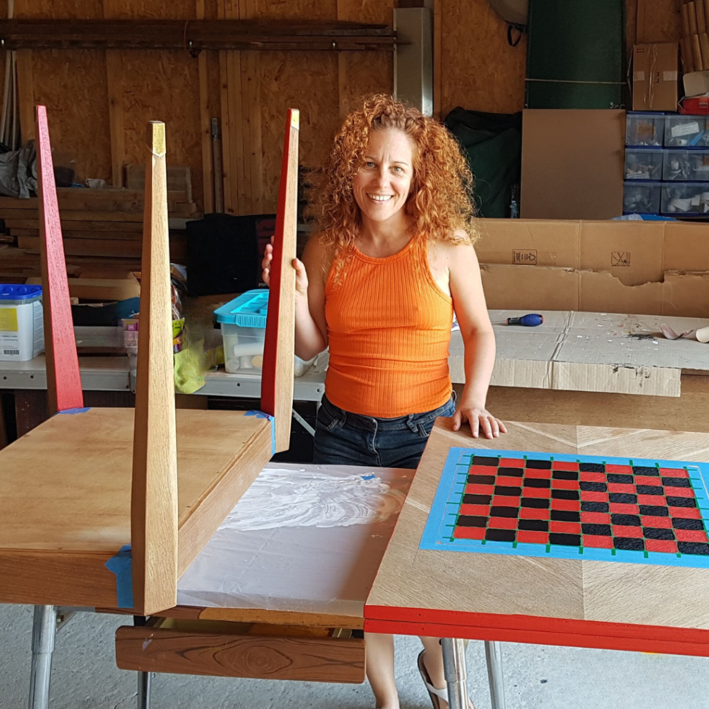 Aurélie Cros, fondatrice de l’Atelier du Meuble Pop.
Passionnée de meubles relookés et de peinture.